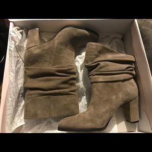 Ivanka Trump sz7 suede booties